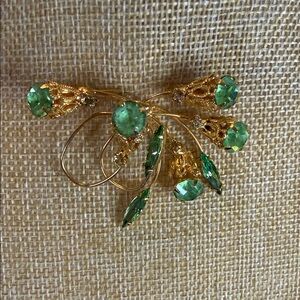 Vintage Crystal Green and Perido/Unranim on Gold Wire and Fold Filigree Brooch